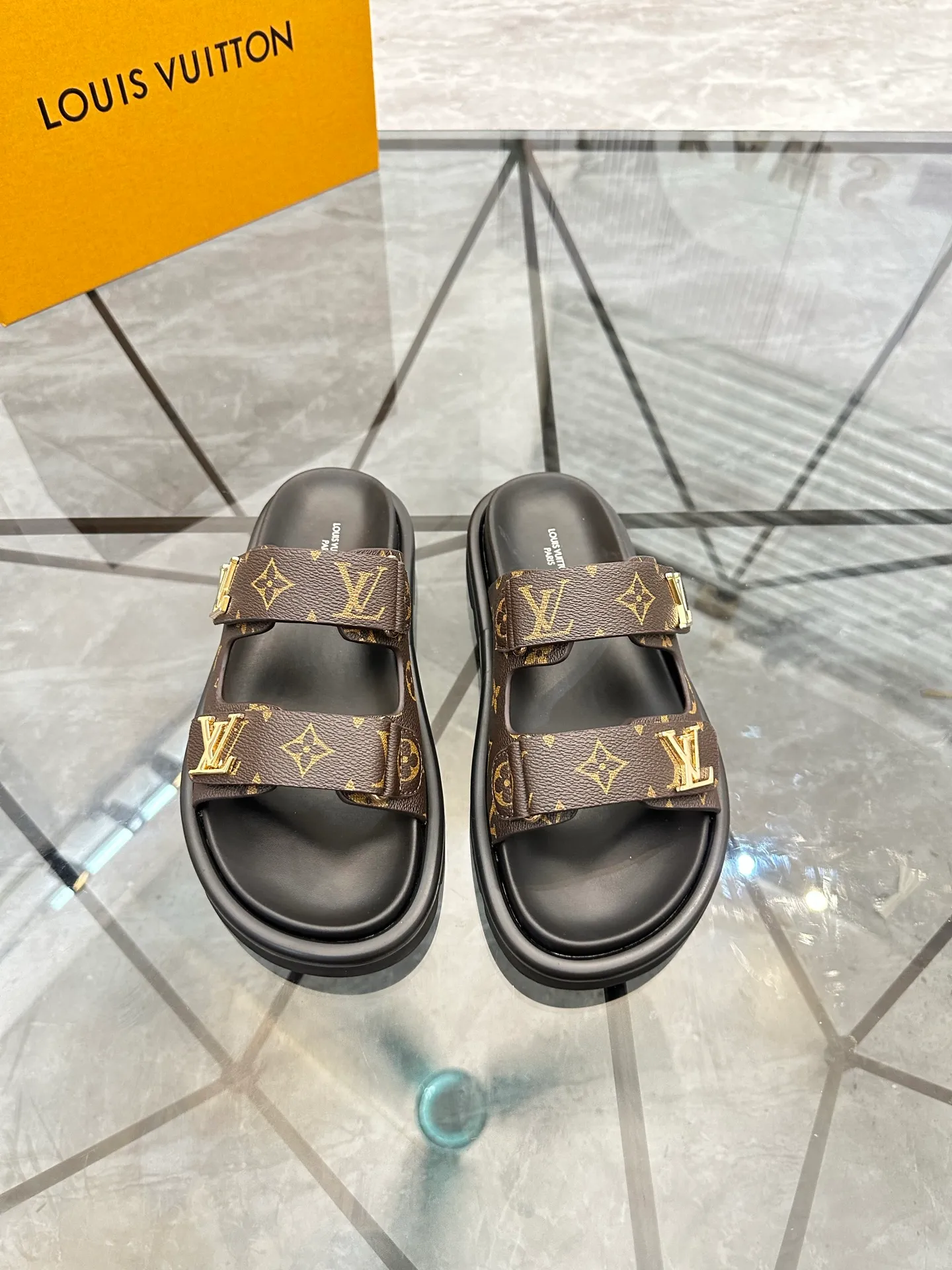 Men's shoes: 💰P400¥ Product trademark: LV * "Louis Vuitton*" slippers and sandals Regular size: 35-45 (can be customized to 46) Couple style Product materials: uppers imported from counters, original materials, breathable lining, original outsole. Number: 698